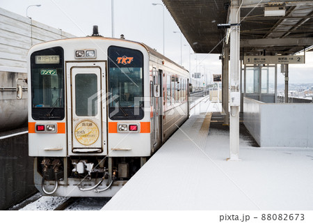 【城北線】雪景色の味美駅に停まる列車 【城北線】雪景色の味美駅に停まる列車 88082673