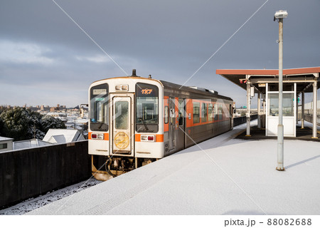 【城北線】雪景色の味美駅に停まる列車 【城北線】雪景色の味美駅に停まる列車 88082688