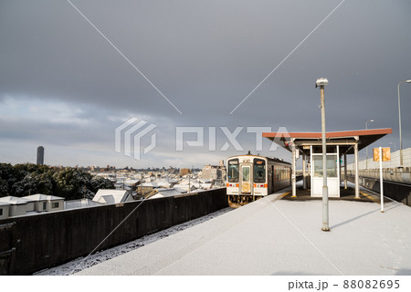 【城北線】雪景色の味美駅に停まる列車 88082695