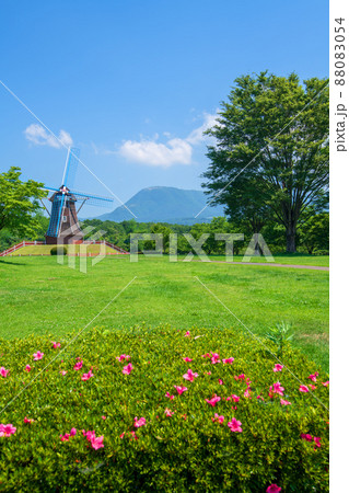 グリーンフラワー牧場 赤城山方向 オランダ型風車 初夏の風景 グリーンフラワー牧場 赤城山方向 オランダ型風車 初夏の風景 88083054