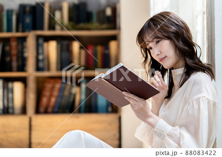 読書する女性 読書する女性 88083422