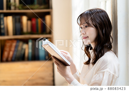 読書する女性の写真素材 [88083423] - PIXTA