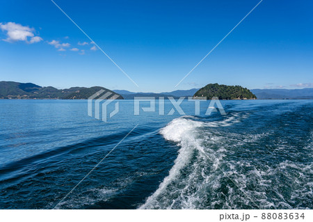 滋賀県高島市 今津港へ向かうフェリーから見た琵琶湖竹生島 滋賀県高島市 今津港へ向かうフェリーから見た琵琶湖竹生島 88083634