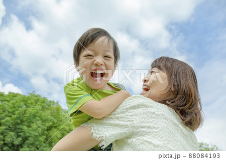 公園で遊ぶ息子と母親 公園で遊ぶ息子と母親 88084193
