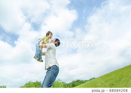 公園で遊ぶ息子と父親 88084208