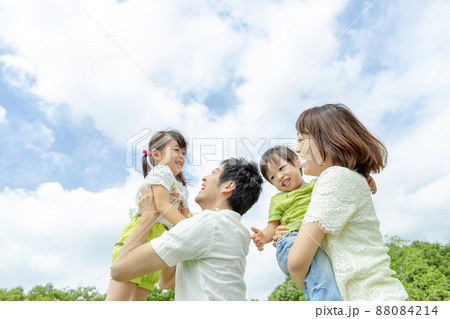 公園で遊ぶ4人家族 88084214