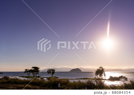 滋賀県長浜市 湖北みずどりステーションから見る夕方の琵琶湖と竹生島 滋賀県長浜市 湖北みずどりステーションから見る夕方の琵琶湖と竹生島 88084354
