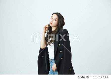 ファッション　若い女性 88084611