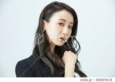 ファッション　若い女性 88084618