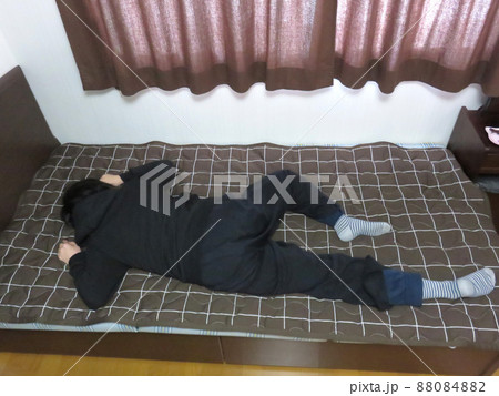 ベッドでうつ伏せ寝する女性 88084882