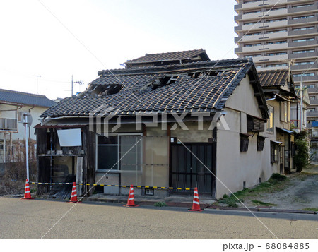 崩れそうな危険な廃墟 88084885