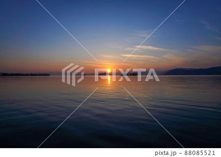 竹生島越しに沈む琵琶湖の夕焼け情景＠滋賀 88085521