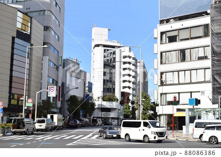 東京都港区 外苑前駅前の街並み 88086386