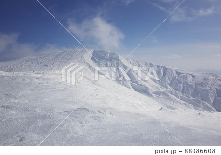蔵王の地蔵山頂上から望む山の風景 88086608
