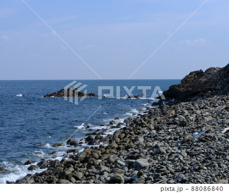ゴロタ石の海岸と釣り磯 ゴロタ石の海岸と釣り磯 88086840