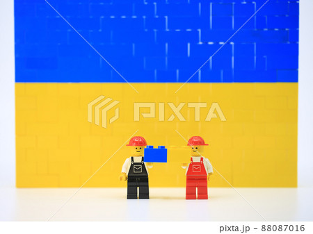 workers help to build the wall workers help to build the wall 88087016
