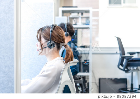 フリーアドレスのオフィスで仕事をするビジネスマンとビジネスウーマン 88087294