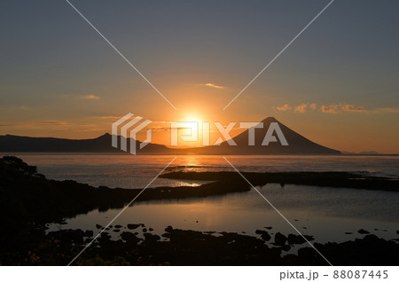 番所鼻自然公園から望む日の出と開聞岳 88087445