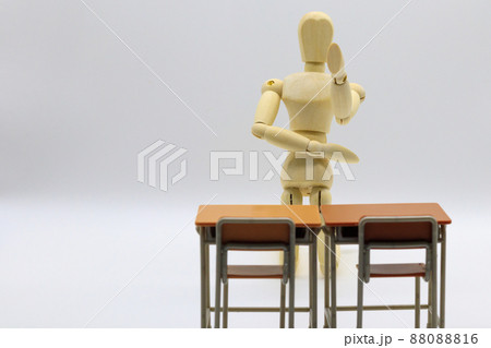 学校の机と椅子と指導するデッサン人形イメージ 学校の机と椅子と指導するデッサン人形イメージ 88088816
