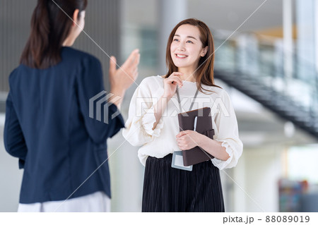 ビジネス　ビジネスマン　オフィスカジュアル　オフィス　チーム　会議 88089019