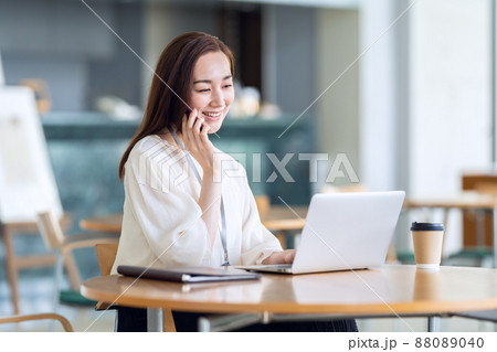 ビジネス ビジネスマン シェアオフィス コワーキング オフィスカジュアル ビジネス ビジネスマン シェアオフィス コワーキング オフィスカジュアル 88089040