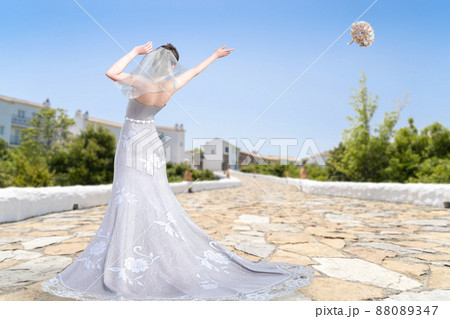 晴天の空に向かってブーケトスをする純白のウエディングドレスを着た花嫁のイラスト素材 0347 晴天の空に向かってブーケトスをする純白のウエディングドレスを着た花嫁のイラスト素材 0347