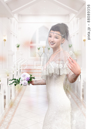 結婚式場のヴァージンロードを笑顔で歩き始める花束のブーケを持った花嫁 88089356