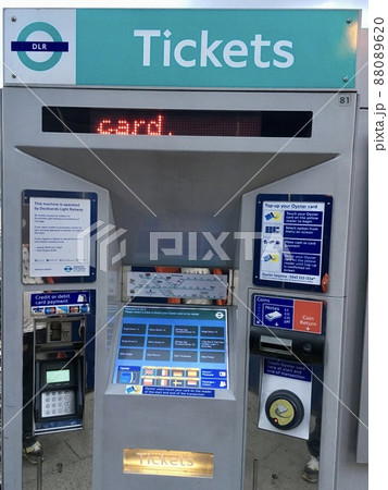 ロンドン　地下鉄の自動券売機 88089620