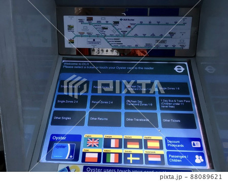 ロンドン　地下鉄の自動券売機　タッチパネル　アップ 88089621