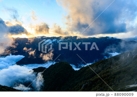 雲に覆われた燕山荘展望台から望む夕焼け 雲に覆われた燕山荘展望台から望む夕焼け 88090009