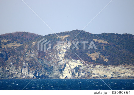 紀伊水道から眺める沼島 裏海岸の海食崖 88090364