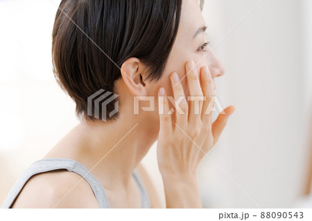 スキンケアをする30代女性 88090543