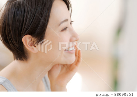 スキンケアをする30代女性 88090551