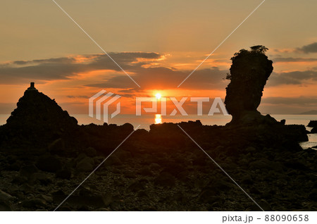 両子岩(長崎県南島原市)と夕焼け 両子岩(長崎県南島原市)と夕焼け 88090658