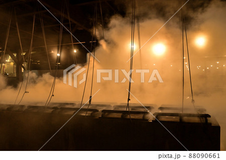 湯気が立ちのぼる蒸し釜 湯気が立ちのぼる蒸し釜 88090661