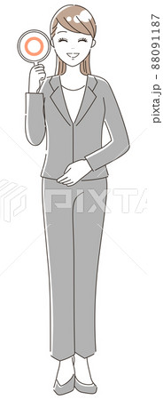まる印を出すスーツを着た女性（全身）2 88091187