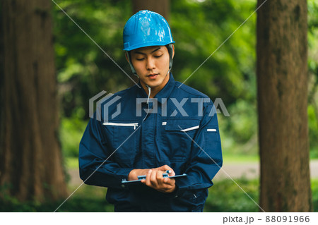 ヘルメットをかぶる公園整備工事業者 ヘルメットをかぶる公園整備工事業者 88091966