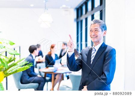 笑顔で働く高齢のビジネスパーソン 88092089