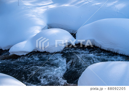 渓谷の雪景色 88092205