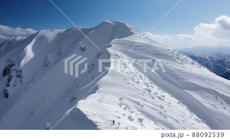 〔福井県・2月〕荒島岳 荒島岳山頂へと続く稜線(勝原コース) 空撮 〔福井県・2月〕荒島岳 荒島岳山頂へと続く稜線(勝原コース) 空撮 88092539