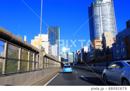 首都高速道路をドライブ　都心のビル群 88092679