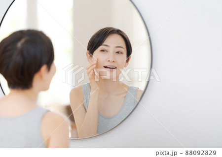 鏡を見る女性 88092829