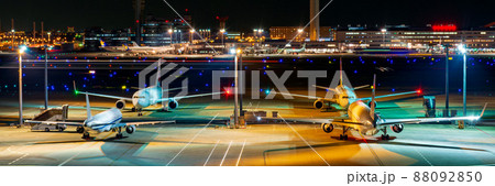 空港に停泊している飛行機と空港の夜景　バナーイメージ 88092850