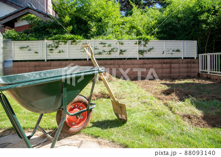 自宅の庭を芝生にする工事 88093140