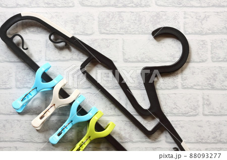プラスチック製のハンガーと洗濯ばさみ 88093277