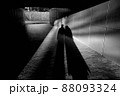 光と影のトンネルのカップル 88093324