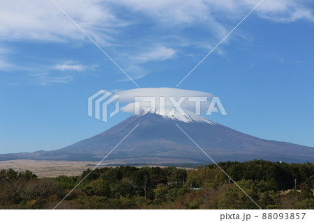 富士山にかかる笠雲 88093857