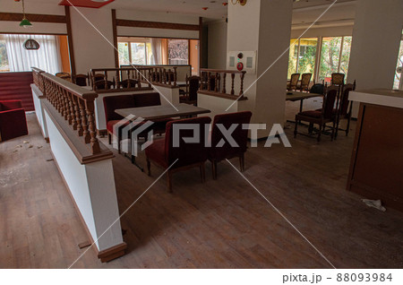 廃墟化したホテルのフロント 廃墟化したホテルのフロント 88093984