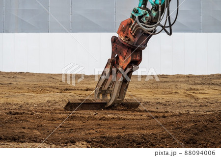 解体作業後に土を整地する重機 88094006