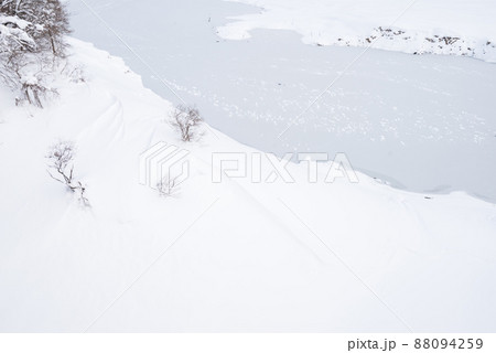 【御母衣湖】雪景色の御母衣湖畔 【御母衣湖】雪景色の御母衣湖畔 88094259